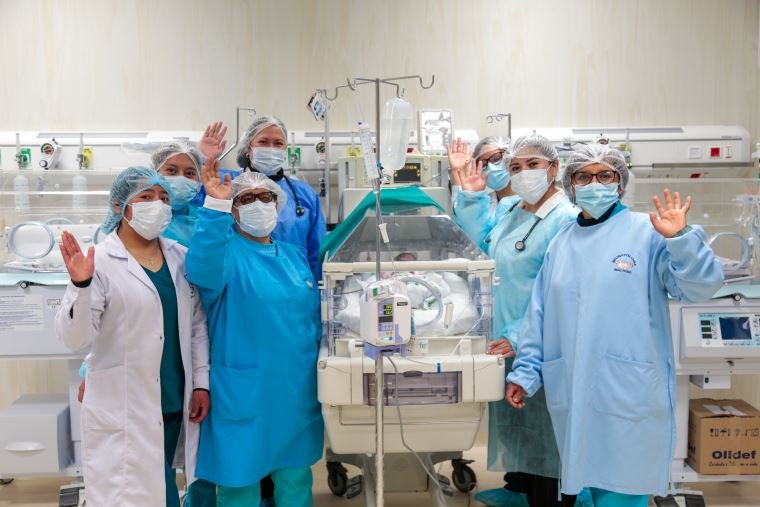 Medicina peruana: — Personal médico en una unidad de cuidados intensivos neonatales durante la celebración del Día de la Medicina Peruana. Foto de: El Peruano