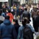 crecimiento económico — Multitud de personas en una zona urbana, reflejando la actividad económica y el flujo de personas en el contexto del crecimiento proyectado. Foto de: Gestión