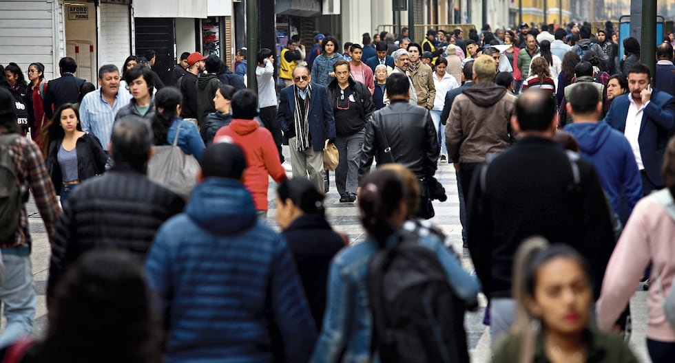 crecimiento económico — Multitud de personas en una zona urbana, reflejando la actividad económica y el flujo de personas en el contexto del crecimiento proyectado. Foto de: Gestión