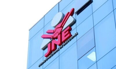 Muerte candidato — Logotipo de la Oficina Nacional de Procesos Electorales (ONPE) en la fachada de su sede. Foto de: El Peruano