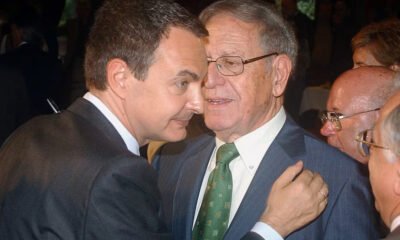 muerte padre zapatero — El expresidente José Luis Rodríguez Zapatero junto a un hombre mayor en una reunión. Foto de: EFE