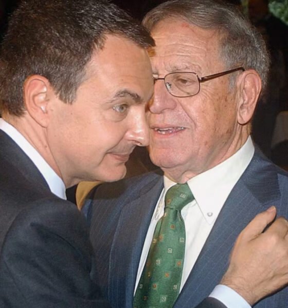 muerte padre zapatero — El expresidente José Luis Rodríguez Zapatero junto a un hombre mayor en una reunión. Foto de: EFE