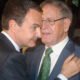 muerte padre zapatero — El expresidente José Luis Rodríguez Zapatero junto a un hombre mayor en una reunión. Foto de: EFE