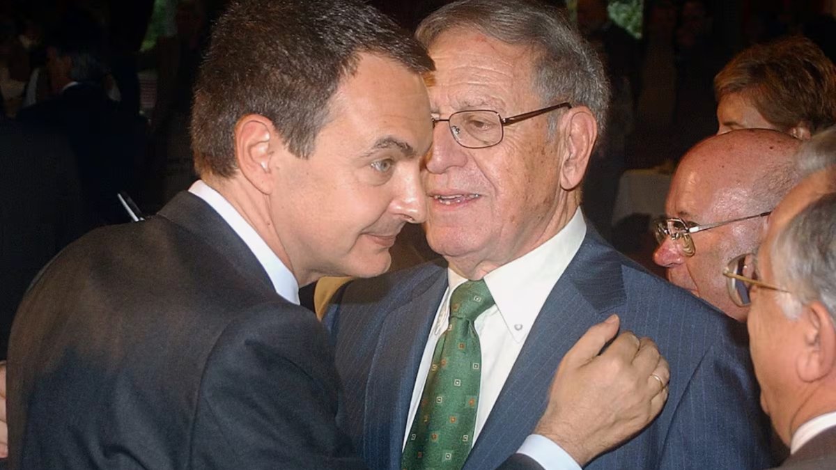 muerte padre zapatero — El expresidente José Luis Rodríguez Zapatero junto a un hombre mayor en una reunión. Foto de: EFE