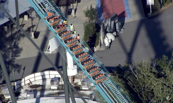 Una montaña rusa en el parque temático Six Flags Over Georgia, donde ocurrió un trágico accidente que resultó en la muerte de un hombre. Foto de: CNN en Español