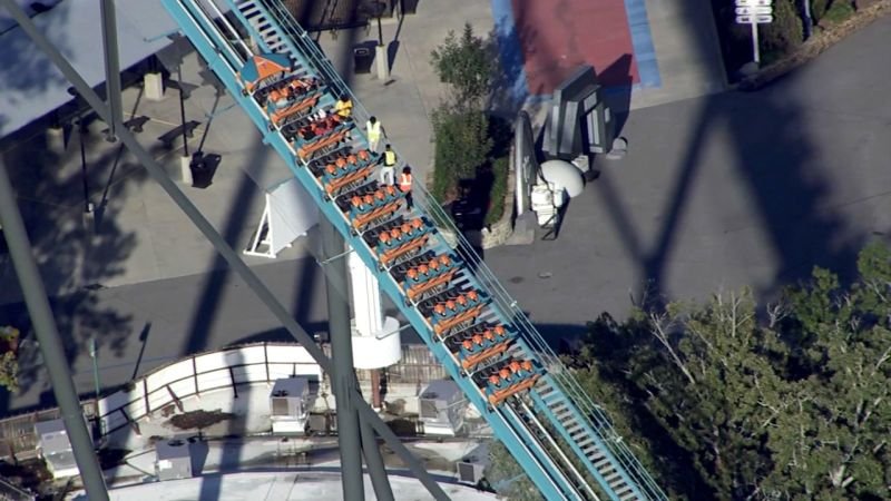 Una montaña rusa en el parque temático Six Flags Over Georgia, donde ocurrió un trágico accidente que resultó en la muerte de un hombre. Foto de: CNN en Español