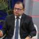 incendios forestales — Un hombre con gafas y traje oscuro habla en un estudio de televisión con una planta decorativa al fondo. Foto de: Exitosa Noticias