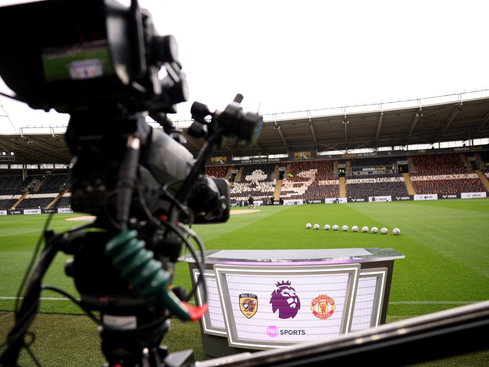 audiencia premier league — Cámaras de televisión y un escritorio de análisis se preparan para la transmisión de un partido de la Premier League. Foto de: Lee Smith/Reuters
