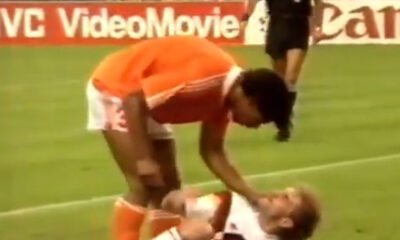 tirón de pelo Rijkaard — Un jugador de fútbol se inclina sobre otro en el césped durante un incidente de altercado en el campo. Foto de: Marca