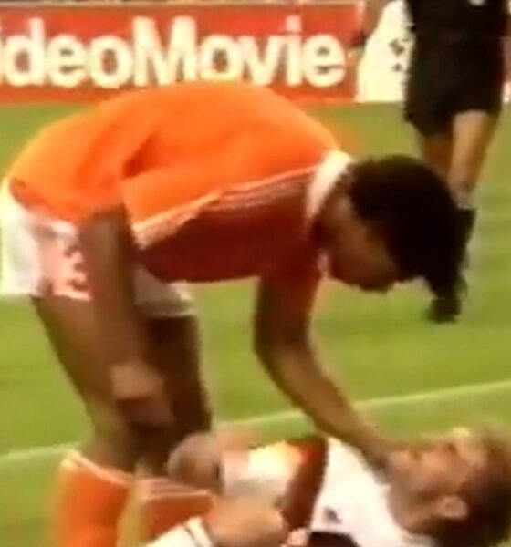 tirón de pelo Rijkaard — Un jugador de fútbol se inclina sobre otro en el césped durante un incidente de altercado en el campo. Foto de: Marca