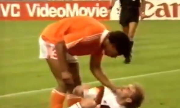 tirón de pelo Rijkaard — Un jugador de fútbol se inclina sobre otro en el césped durante un incidente de altercado en el campo. Foto de: Marca