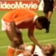 tirón de pelo Rijkaard — Un jugador de fútbol se inclina sobre otro en el césped durante un incidente de altercado en el campo. Foto de: Marca