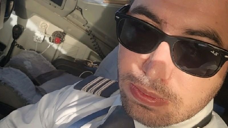 avión Flydubai — Un hombre con gafas de sol aparece en una toma de primer plano, presuntamente vinculado a un intento de secuestro de avión. Foto de: CNN en Español