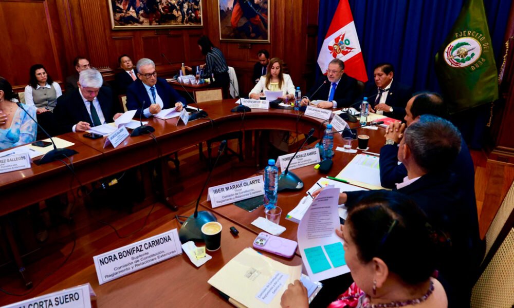 Integrantes de la Comisión de Constitución del Senado se reúnen para debatir las facultades legislativas en una sesión formal. Foto de: Exitosa Noticias