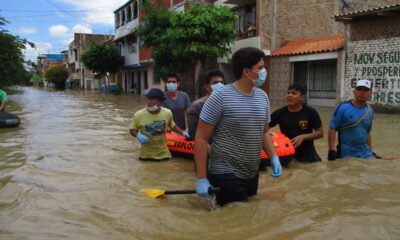 Vecinos y rescatistas atraviesan inundaciones en una zona urbana, evidenciando la falta de sistemas de alerta temprana ante los efectos de El Niño. Foto de: ANIN