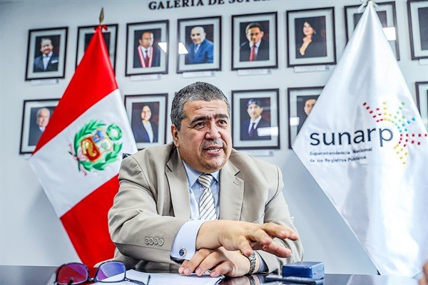 certificado sucesión Sunarp — Un funcionario de la Sunarp explica los nuevos servicios de expedición inmediata de certificados de sucesión y testamentos. Foto de: El Peruano