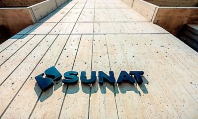 tasa adicional SUNAT — Logotipo de la Sunat en el suelo de una instalación, relacionado con las medidas de la entidad tributaria. Foto de: Gestión