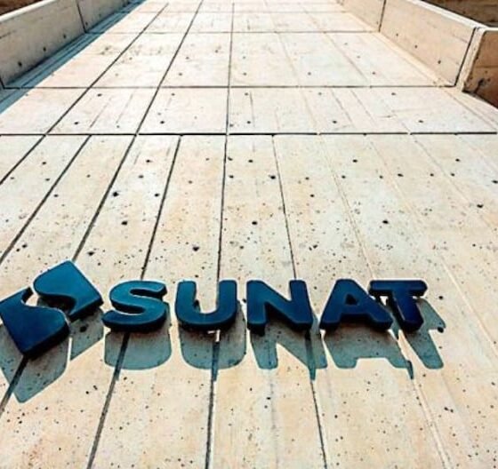 tasa adicional SUNAT — Logotipo de la Sunat en el suelo de una instalación, relacionado con las medidas de la entidad tributaria. Foto de: Gestión
