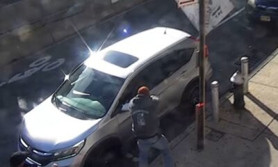 Tiroteo ICE — Una persona se encuentra junto a un vehículo en una calle de Nueva York, ciudad donde ocurrió el tiroteo. Foto de: CNN en Español