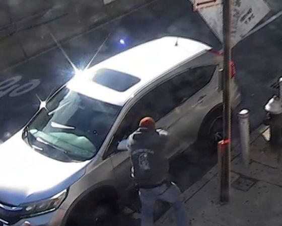 Tiroteo ICE — Una persona se encuentra junto a un vehículo en una calle de Nueva York, ciudad donde ocurrió el tiroteo. Foto de: CNN en Español