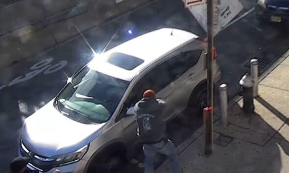 Tiroteo ICE — Una persona se encuentra junto a un vehículo en una calle de Nueva York, ciudad donde ocurrió el tiroteo. Foto de: CNN en Español