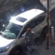 Tiroteo ICE — Una persona se encuentra junto a un vehículo en una calle de Nueva York, ciudad donde ocurrió el tiroteo. Foto de: CNN en Español
