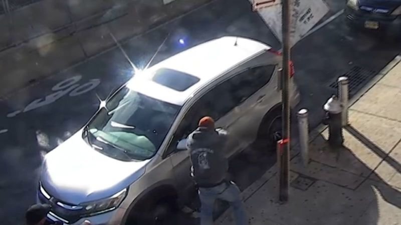 Tiroteo ICE — Una persona se encuentra junto a un vehículo en una calle de Nueva York, ciudad donde ocurrió el tiroteo. Foto de: CNN en Español