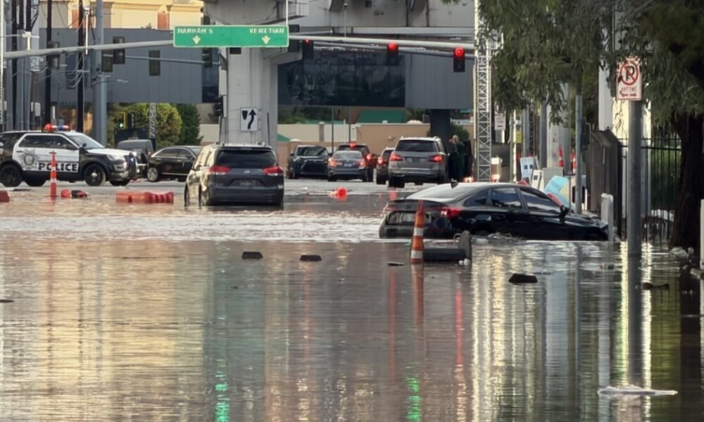Tormenta Rachel — Vehículos y una patrulla de policía circulan por calles inundadas en Las Vegas tras una tormenta histórica que rompió récords de lluvia. Foto de: Infobae