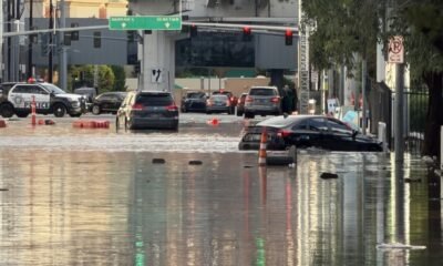 Tormenta Rachel — Vehículos y una patrulla de policía circulan por calles inundadas en Las Vegas tras una tormenta histórica que rompió récords de lluvia. Foto de: Infobae