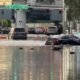 Tormenta Rachel — Vehículos y una patrulla de policía circulan por calles inundadas en Las Vegas tras una tormenta histórica que rompió récords de lluvia. Foto de: Infobae