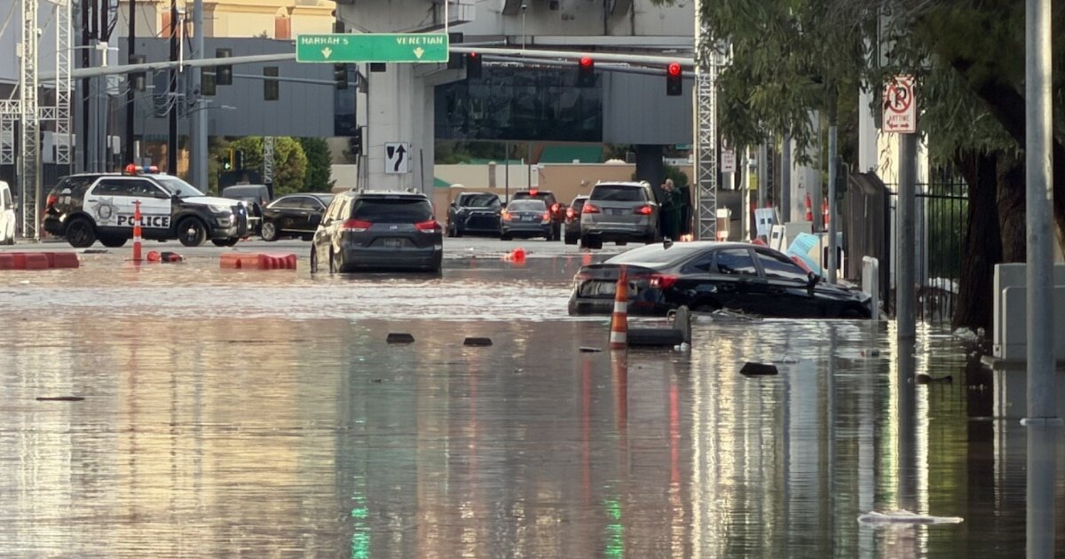 Tormenta Rachel — Vehículos y una patrulla de policía circulan por calles inundadas en Las Vegas tras una tormenta histórica que rompió récords de lluvia. Foto de: Infobae