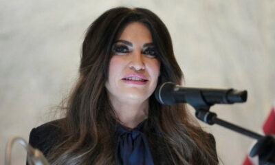 Kimberly Guilfoyle habla frente a un micrófono durante un evento, en medio de reportes sobre su posible destitución por parte de Donald Trump. Foto de: CNN en Español
