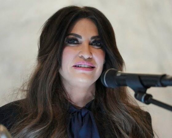 Kimberly Guilfoyle habla frente a un micrófono durante un evento, en medio de reportes sobre su posible destitución por parte de Donald Trump. Foto de: CNN en Español